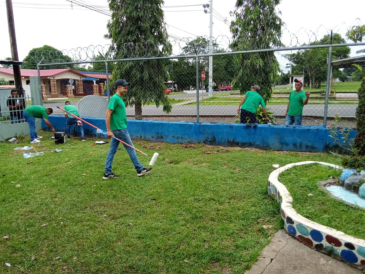 Con brocha en mano: reclusos pintan escuela en Veraguas y mandan fuerte mensaje