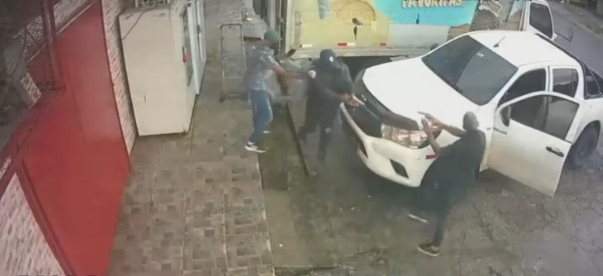 De película. Dos sujetos intentan robarle el arma a guardia de seguridad, pero el hombre no se deja. Chequeen. Video