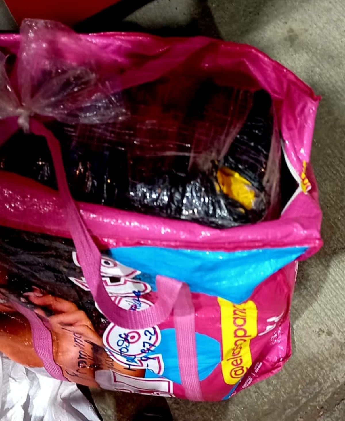 Lo llevaban oculto entre sacos y café: incautan más de 114 paquetes de droga en autobús Darién–Panamá