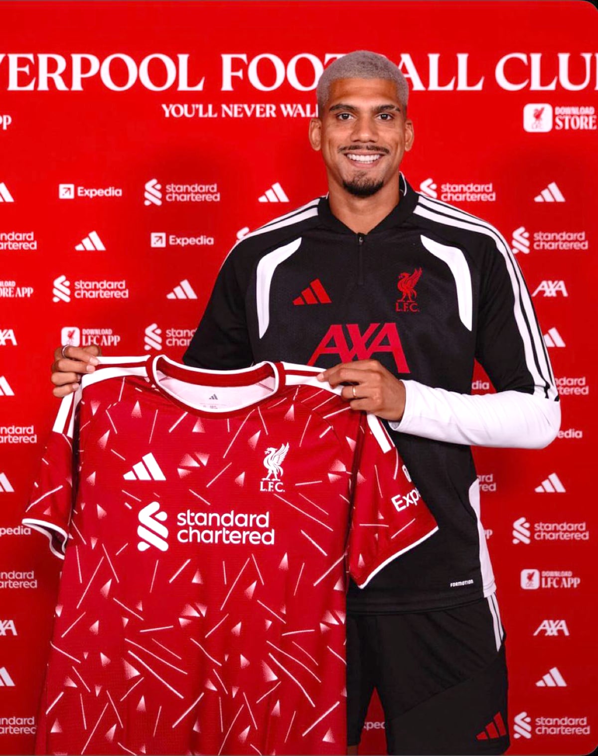 Ronald Araújo sorprende con su llegada al Liverpool