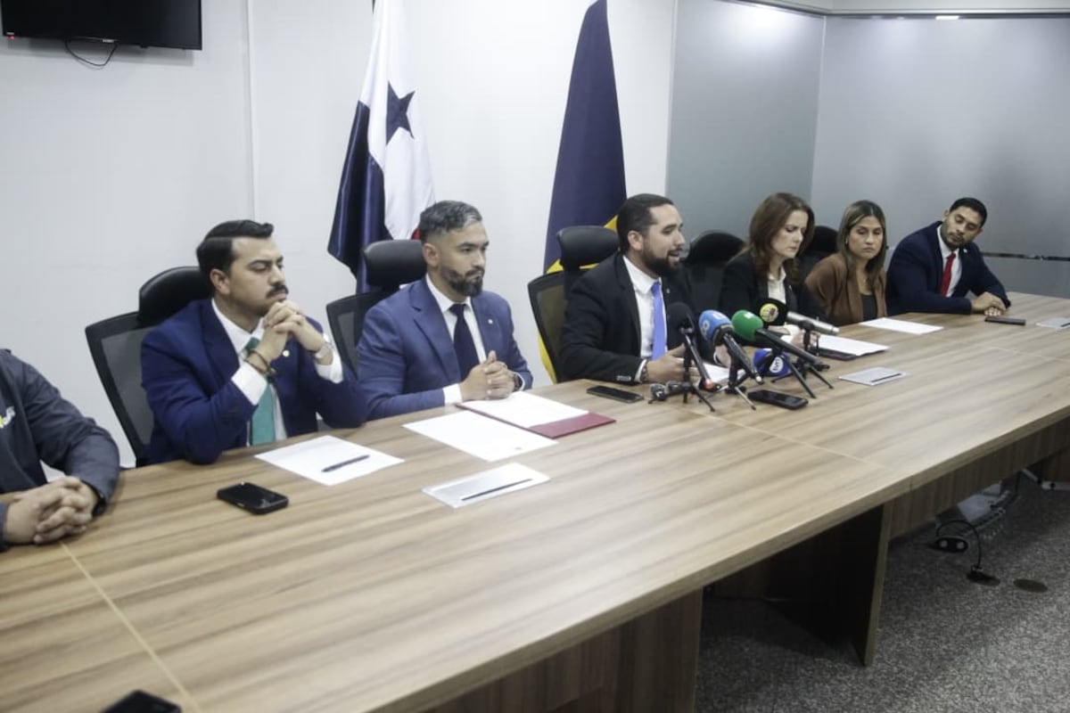 Diputados de Vamos denuncian presuntas irregularidades del contralor Anel Flores