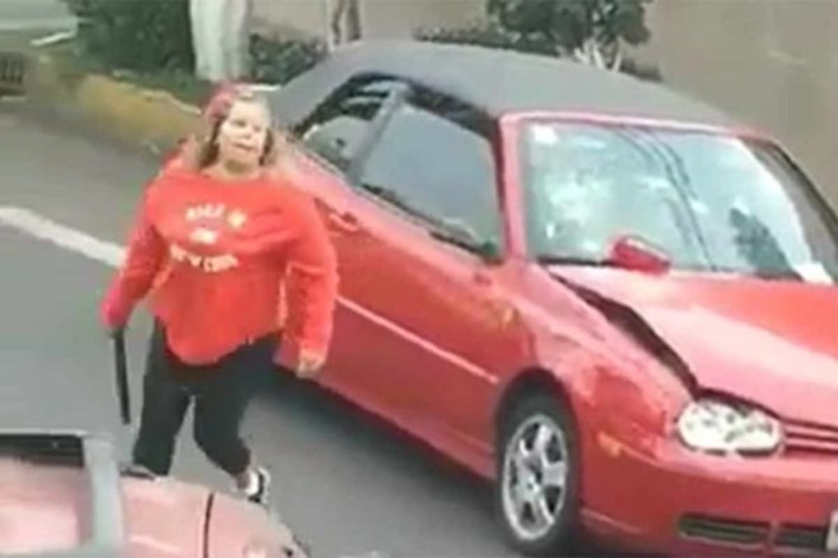 Otra mujer enfurece y destroza auto por conflicto vial