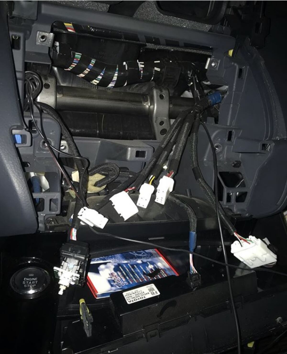 Le rompen la ventana y le hurtan objetos al carro de Karen Peralta