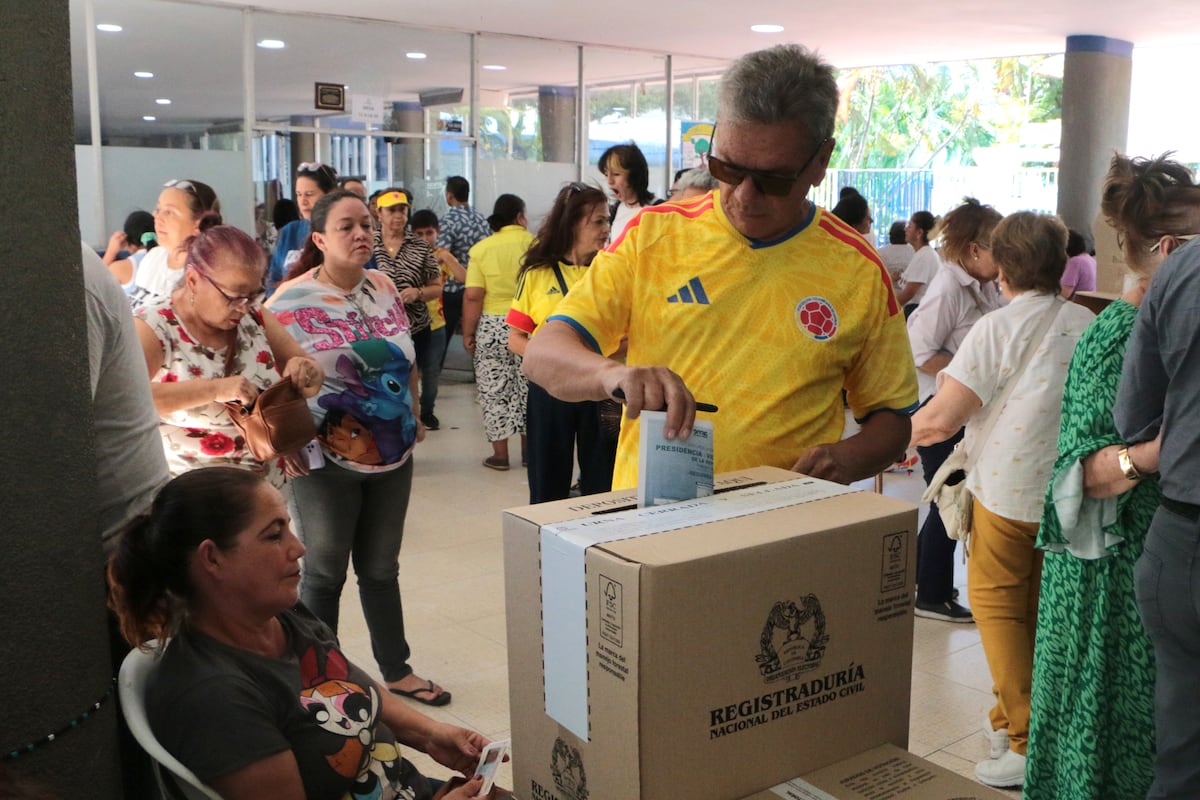 Elecciones en Colombia avanzan sin incidentes y con alta tensión
