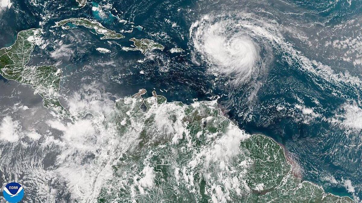 Huracán Erin ruge en el Atlántico y Panamá refuerza medidas preventivas