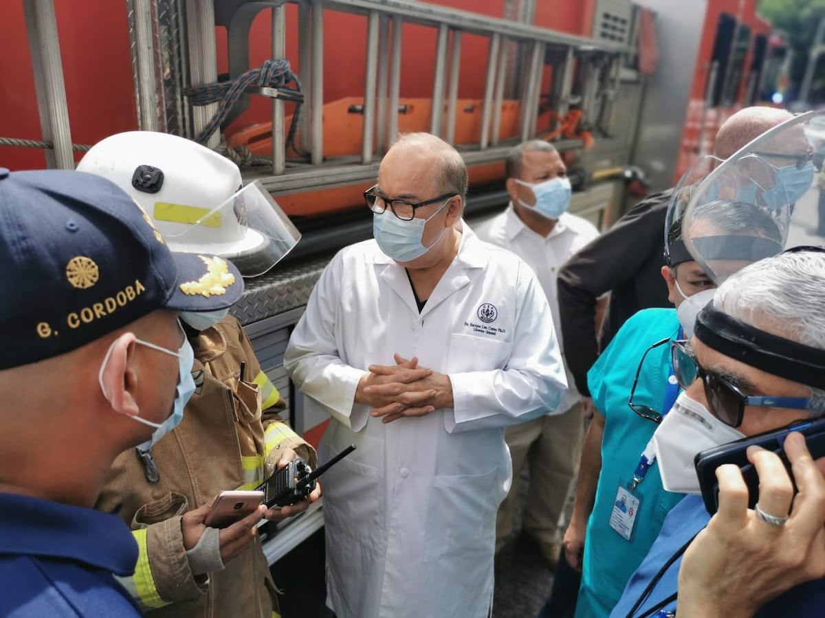 Fuga de gas en el Complejo Hospitalario.  Evacúan parcialmente a pacientes y personal. Bomberos atienden la emergencia. Video