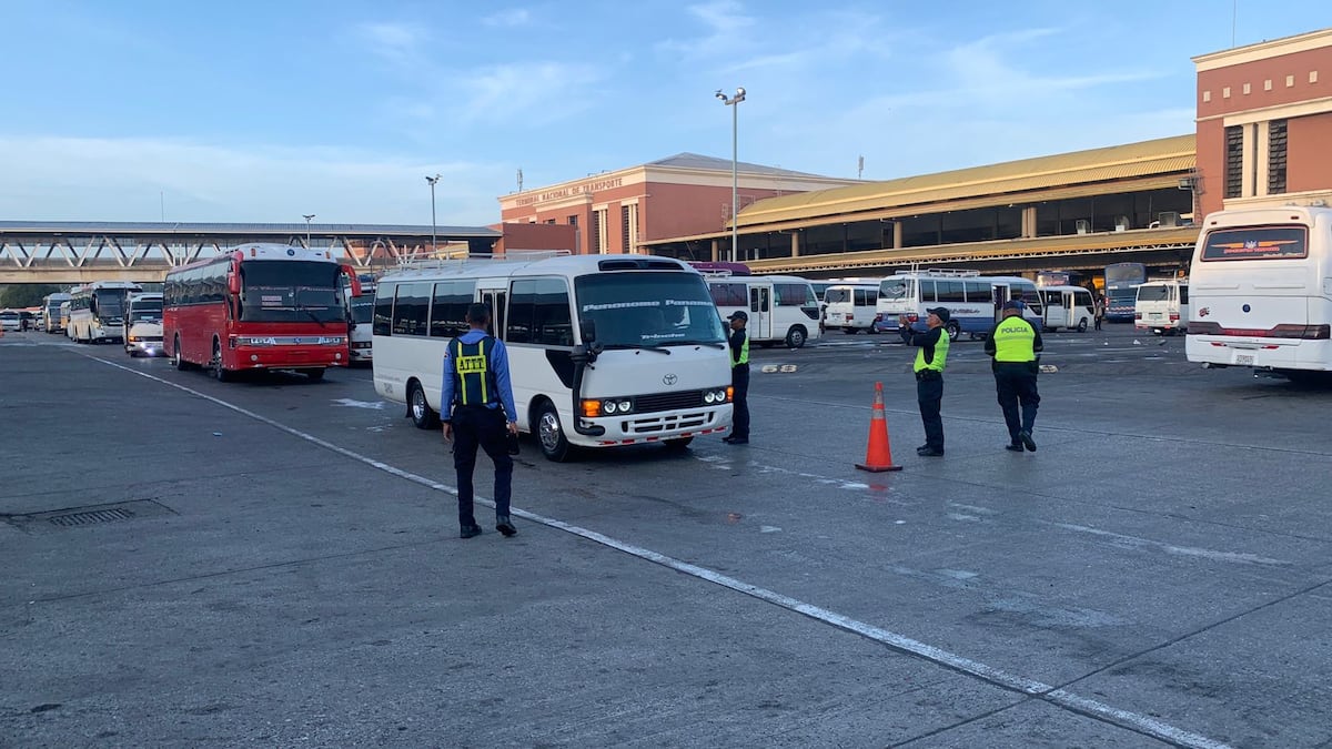 Pasan por el guarómetro. Conductores de buses sancionados andaban con llantas lisas