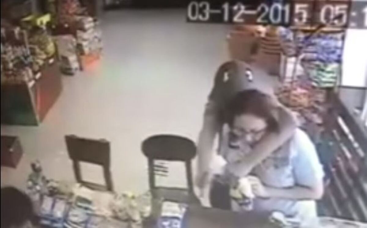 Entraron de forma violenta a un local y se llevaron hasta las  tarjetas telefónicas