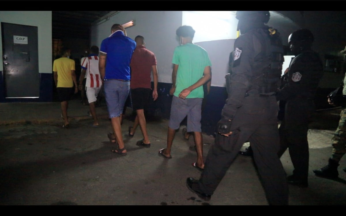 Policía retiene a 21 personas supuestamente dedicadas a la venta de droga en Colón
