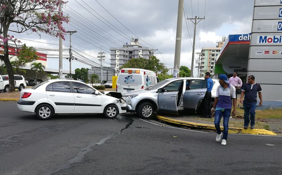 Pasajera de Uber recibe fuerte golpe en terrible colisión