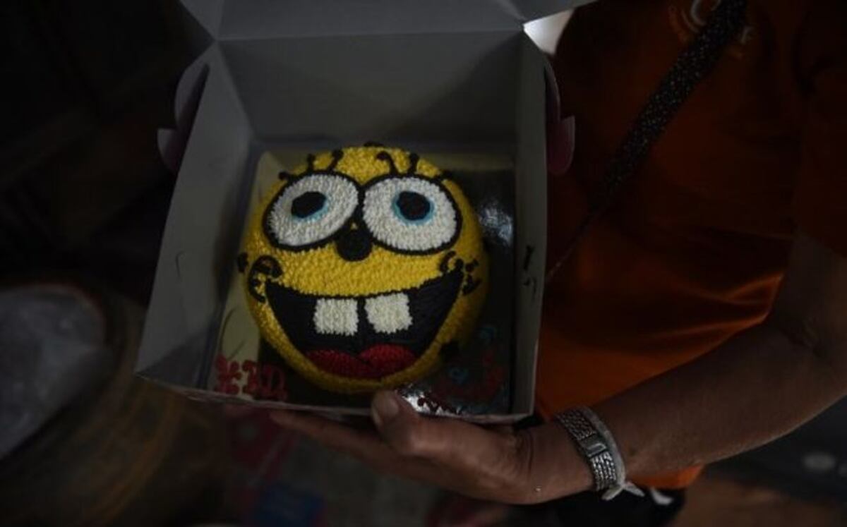 Familia de un niño de la cueva de Tailandia le espera con un dulce de cumpleaños