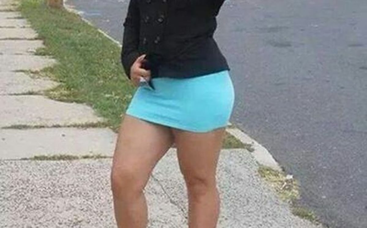 ¡DE INFARTO! Funcionaria en minifalda causa revuelo en el Municipio de Panamá