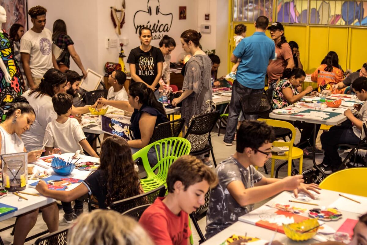 ¿Estas estresado? Diseñador panameño ofrece clases de pintura gratis