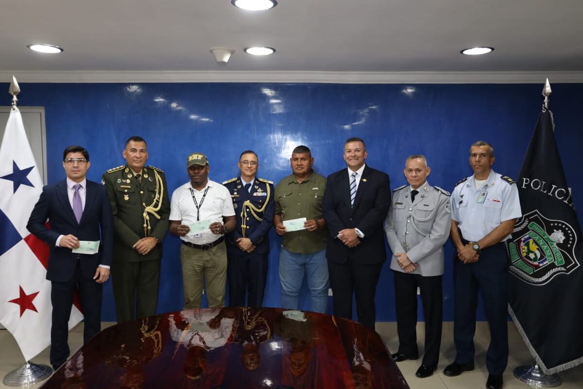 Por fin! Exagentes cobran lo que les debían por antigüedad