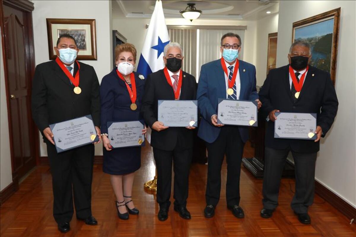 Imponen medalla a Magistrados principales y suplentes de la Corte Suprema de Justicia