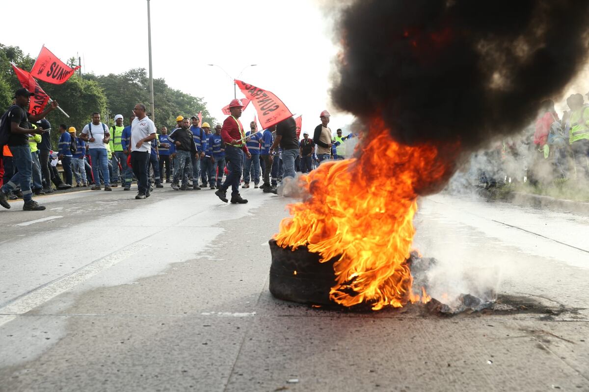 Obreros protestan en distintos puntos del país para rechazar el contrato minero 