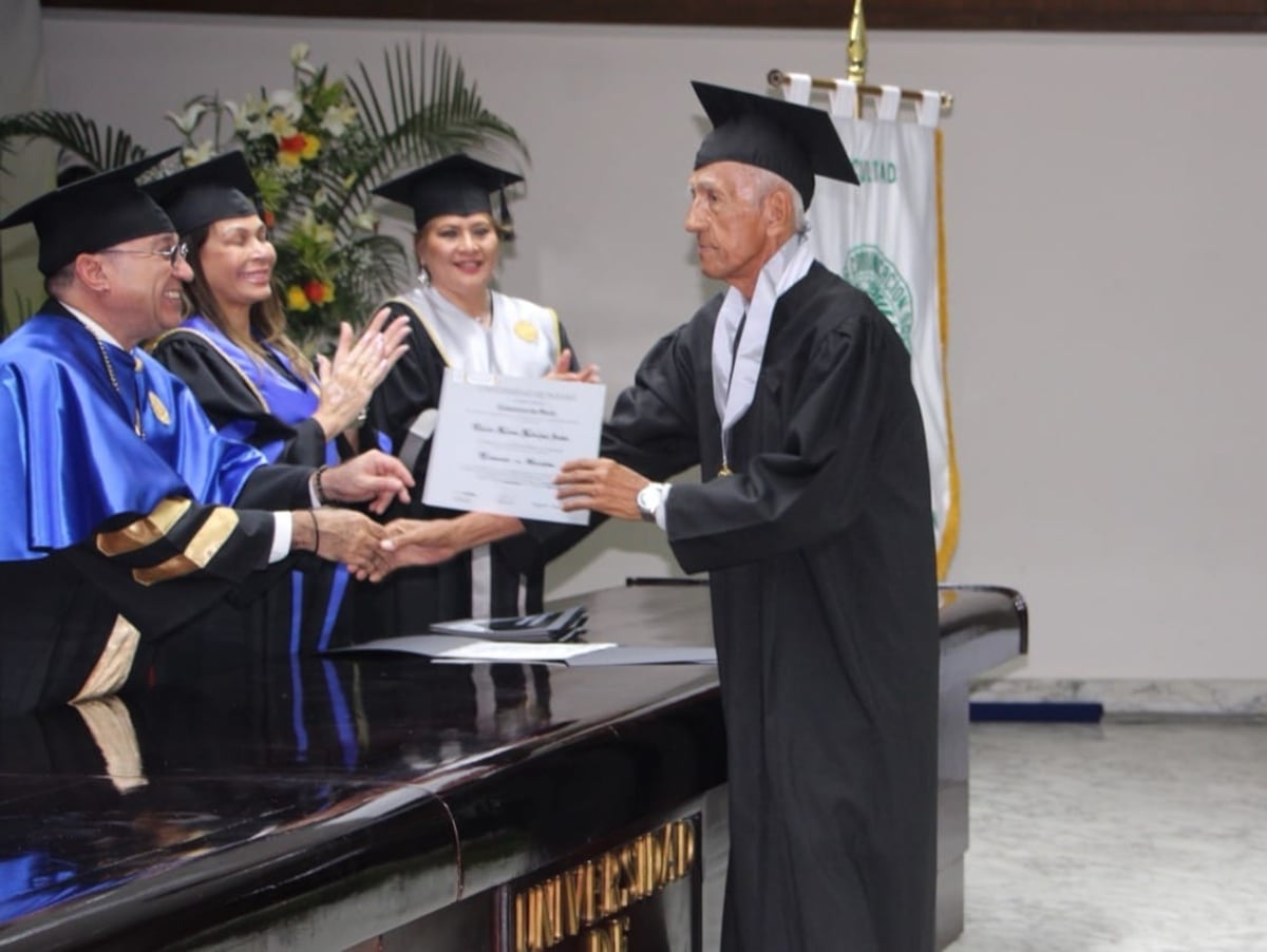 Estudiante de 83 años se gradúa de Licenciatura en Periodismo de la Universidad de Panamá