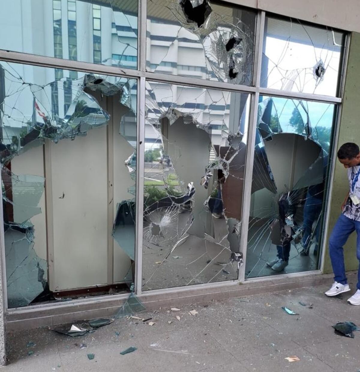 Actos de Vandalismo: Activistas del Suntracs atacan la Contraloría y el SPI