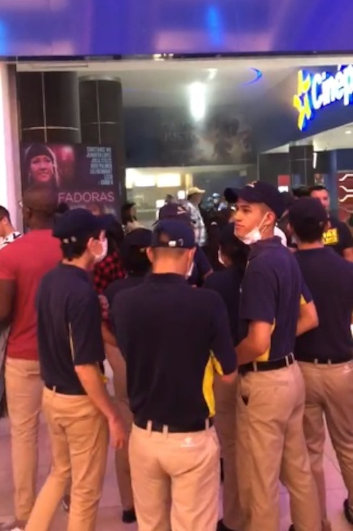 Bomberos atienden emergencia en Cinépolis. Desalojan, pero muchos se quedaron a filmar.Video