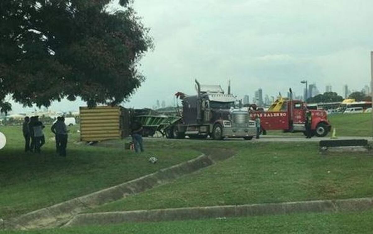 TRANQUE VEHICULAR. Mula se le desprende el contenedor en Albrook Mall
