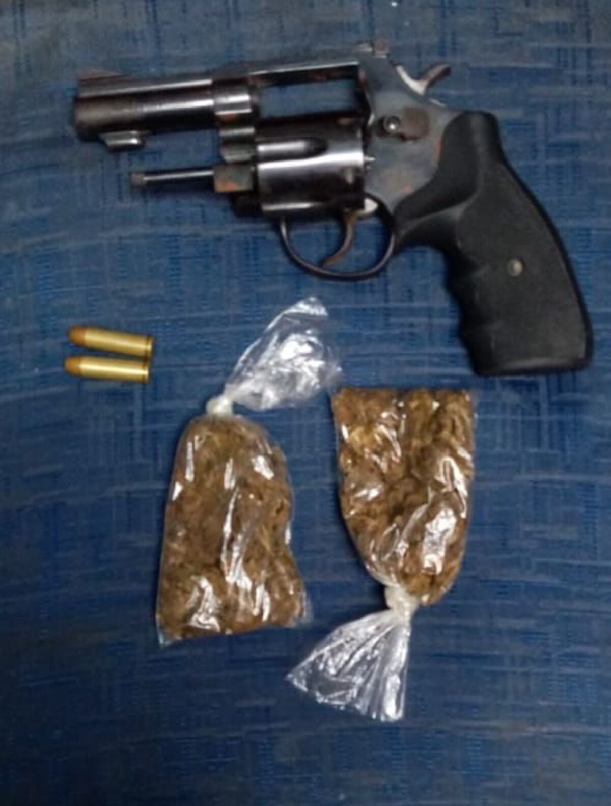 Intentó escapar corriendo de la Policía porque llevaba un revólver y droga