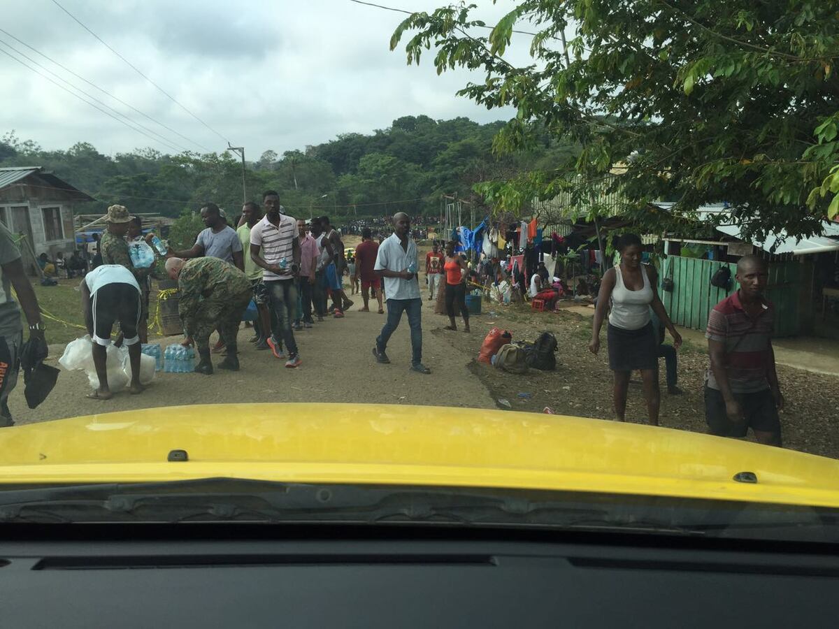 Inmigrantes salen de albergues e invaden Darién
