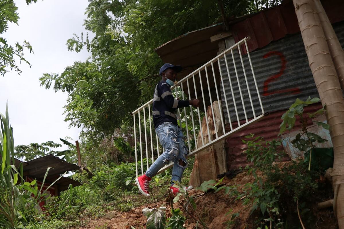 Damnificados de Villa María aún continúan sacando sus enseres entre los escombros