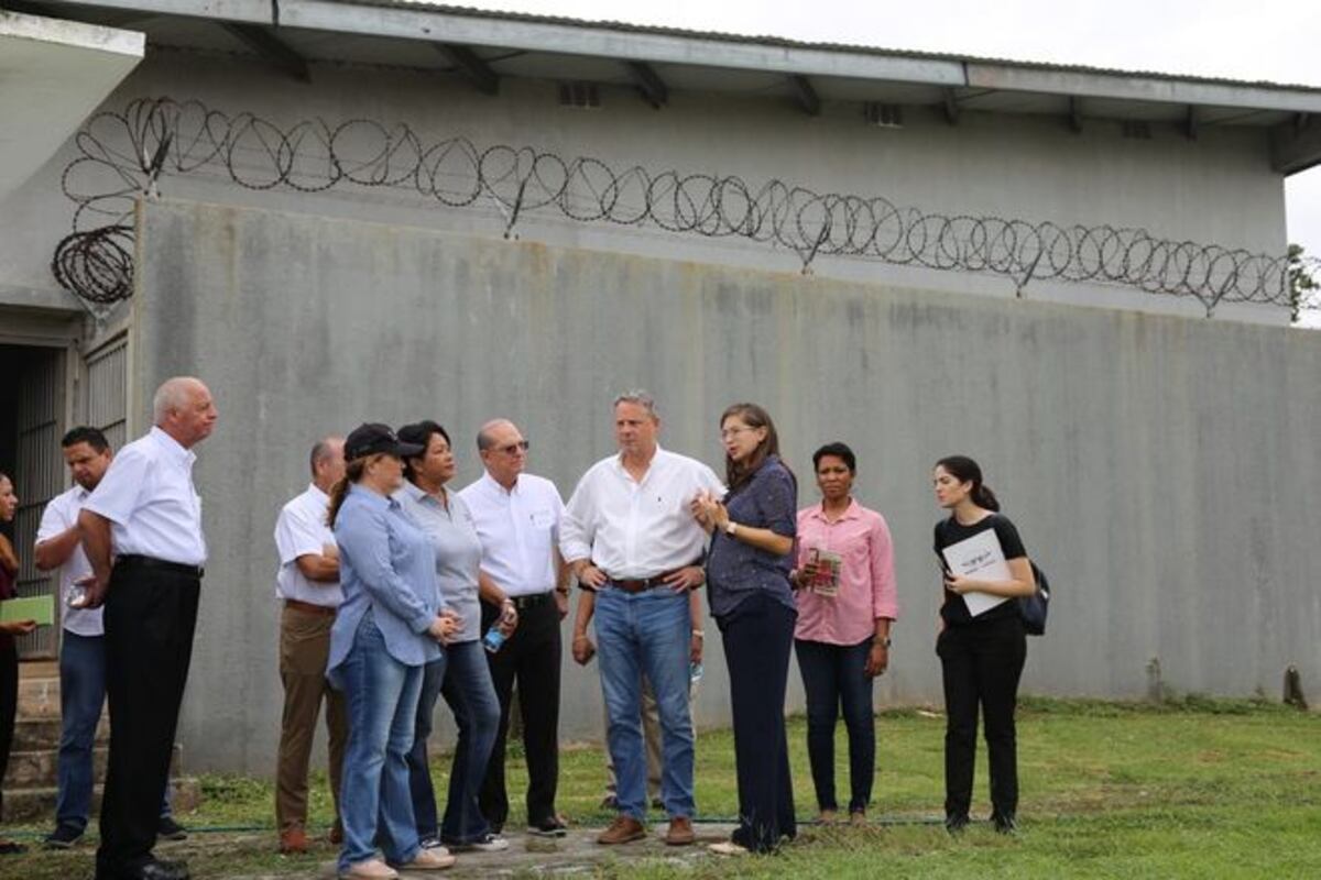 Embajador de Estados Unidos visita Centro de Cumplimiento de Pacora