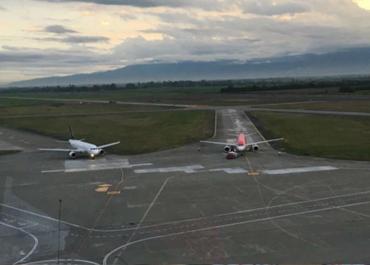 Dos aviones casi se estrellan porque la controladora no hablaba inglés