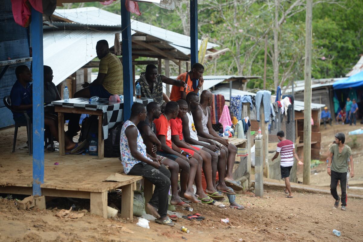 Dos mil migrantes permanecen en albergues fronterizos de Panamá