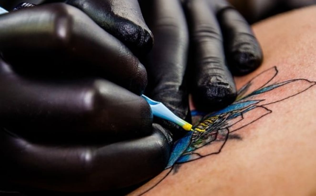 Se tatuó en grande el nombre de su hijo  pero luego descubrió que no era suyo