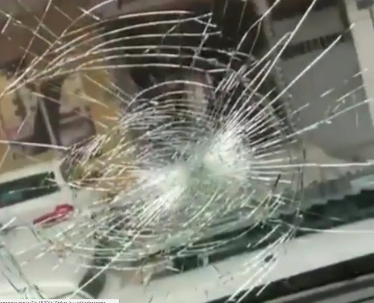 Rompió un vidrio de un carro y la policía se lo llevó