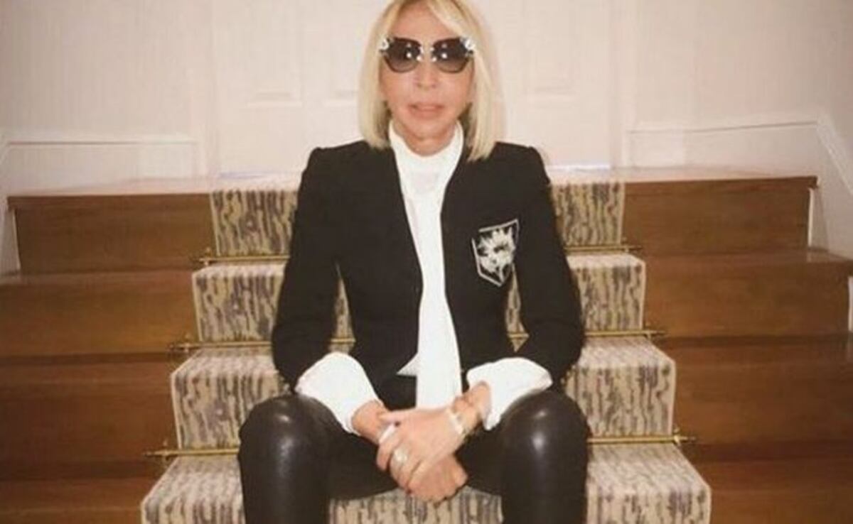 Laura Bozzo abordó avión en silla de ruedas