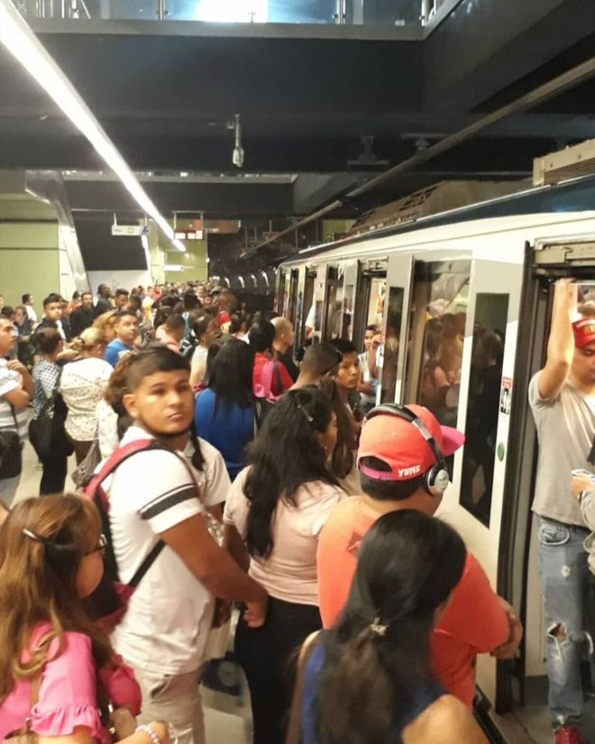 Una persona se lanzó a la pasarela de túnel del Metro. Causa revuelo | Video