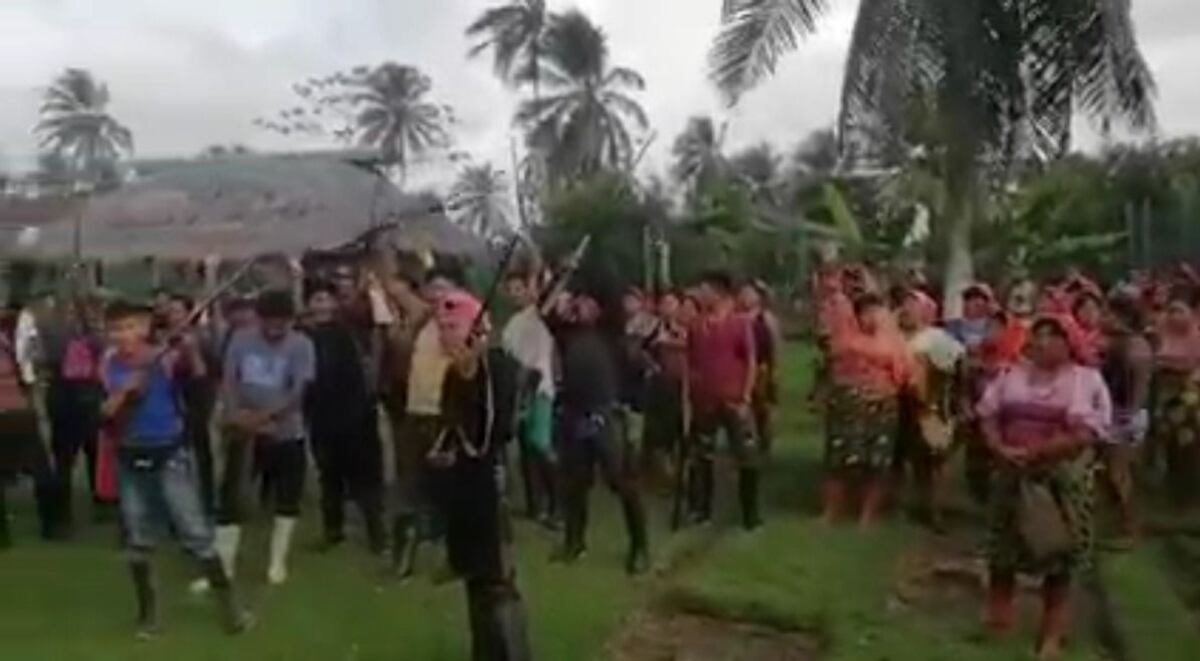 Gunas rodean cuartel de Senafront por supuesto maltrato a sus comuneros