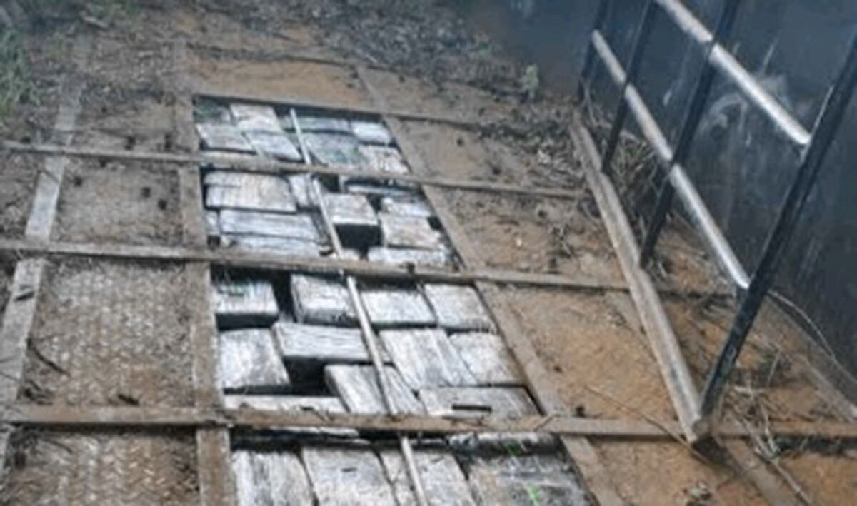 Miren cómo llevaban la droga en un camión. El ingenio no fue bueno