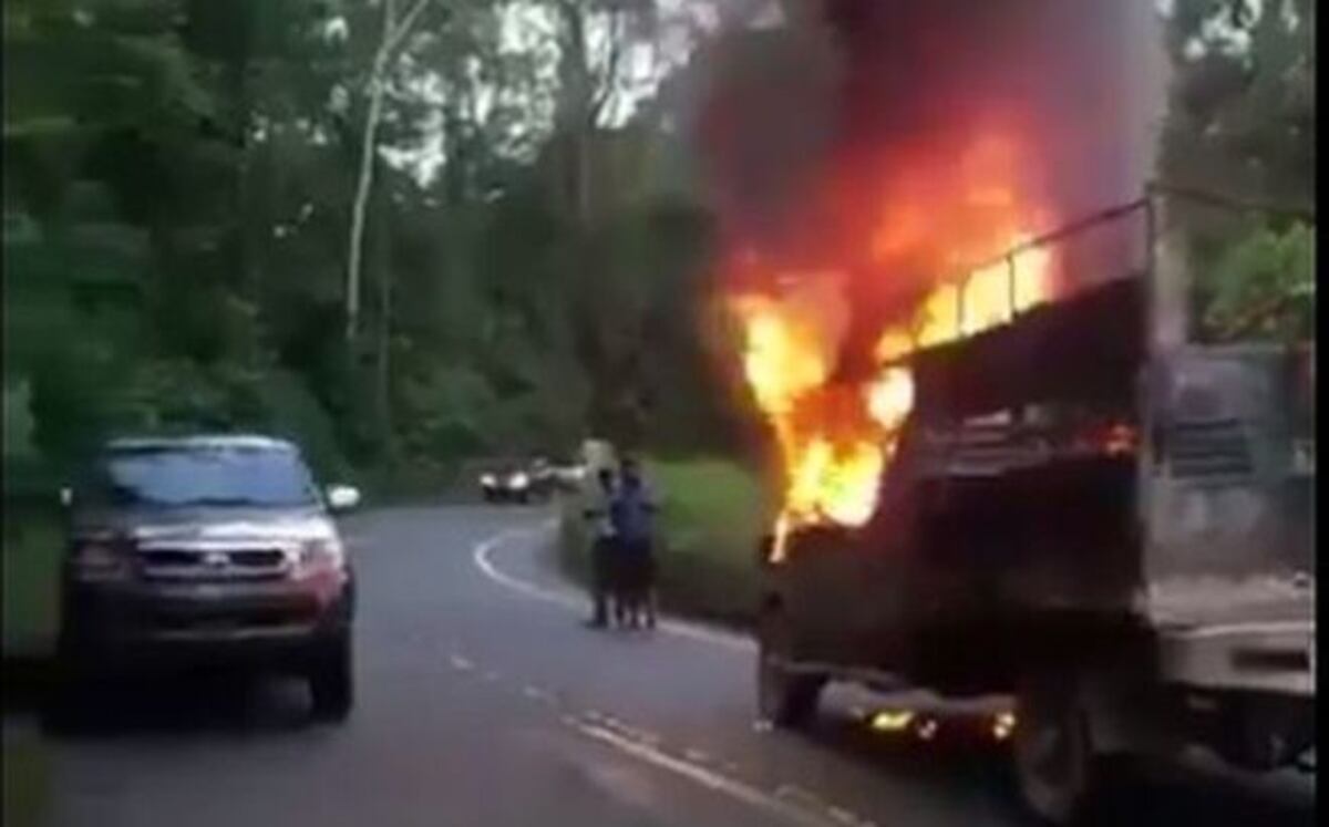 SANTO CIELO | Auto es consumido por las llamas en plena vía | VIDEO