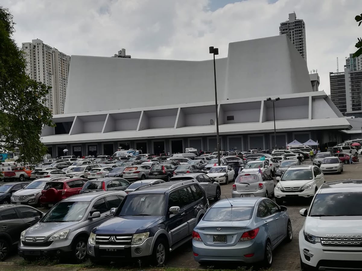Tranque cerca de los centros de votación. Panameños caminan para llegar a tiempo a ejercer su derecho