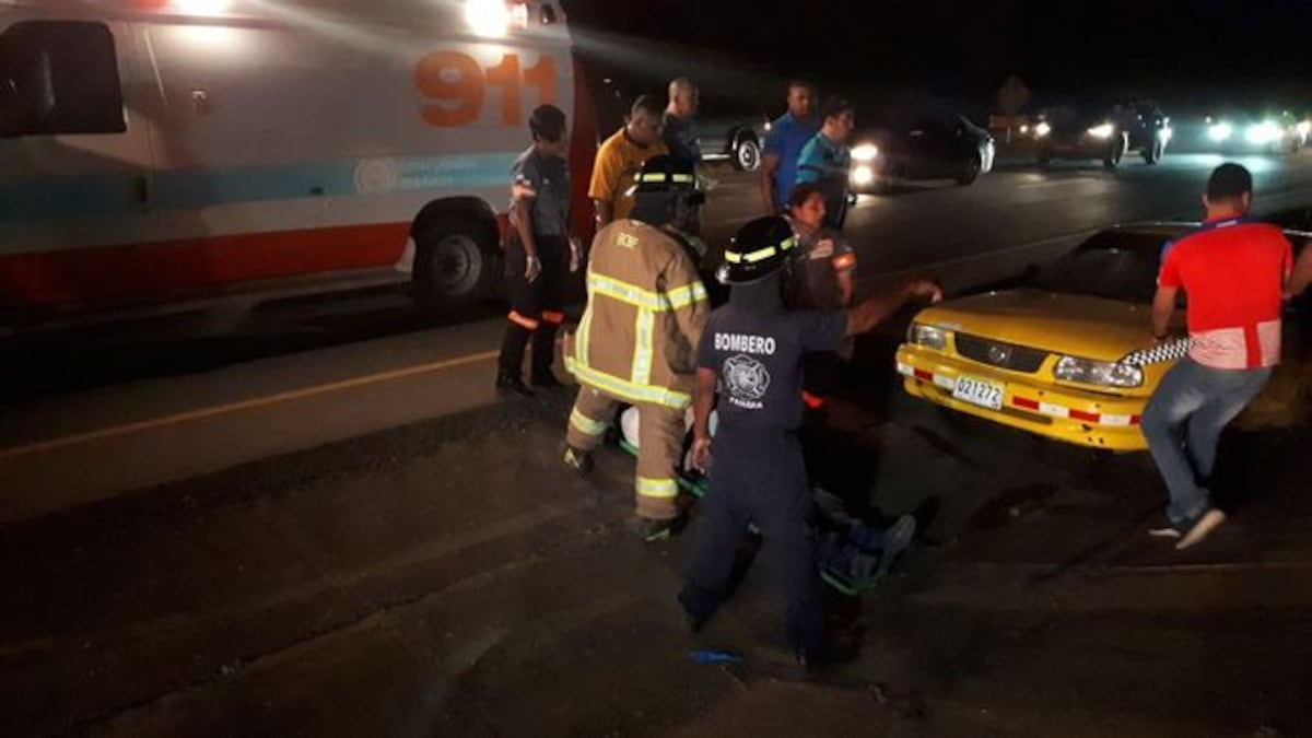 ¡UNO ATRAPADO! Choque entre un taxi y un pickup deja tres heridos