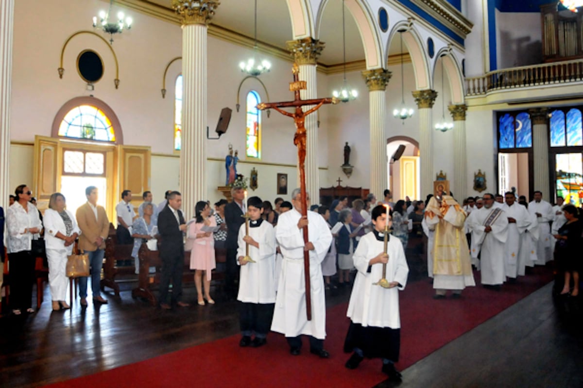 ¡ESCÁNDALO SEXUAL! La iglesia católica chilena suspende a 14 sacerdotes