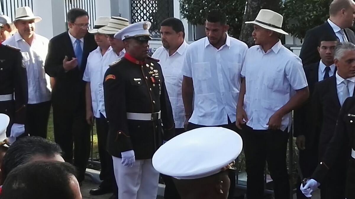 ¡Héroe panameño! Román Torres recibe la bandera y las llaves con mucha humildad 