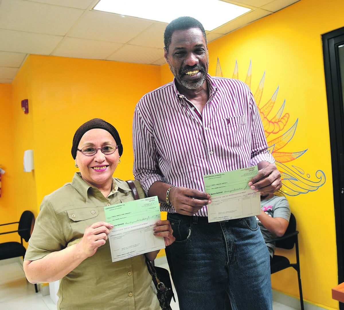 RECIBEN SU CHEQUE. Ganadores de promoción de aniversario de Mi Diario |FOTOS