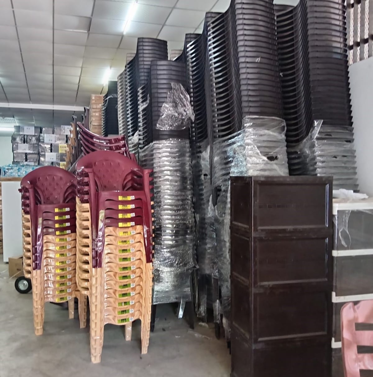 Aduanas descubre bodega secreta en Herrera: cientos de electrodomésticos ilegales sin papeles