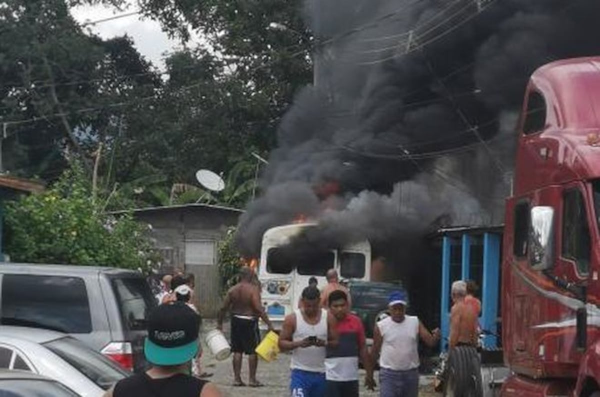 Se incendia diablo rojo. Reportan una persona quemada. Video