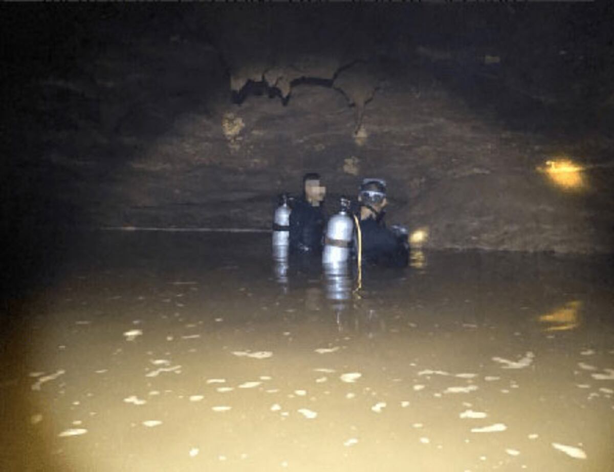 Todo un equipo de futbol infantil se queda atrapado en una cueva| VIDEO