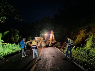 Bomberos y MOP trabajan para limpiar Almirante–Changuinola tras fuertes lluvias