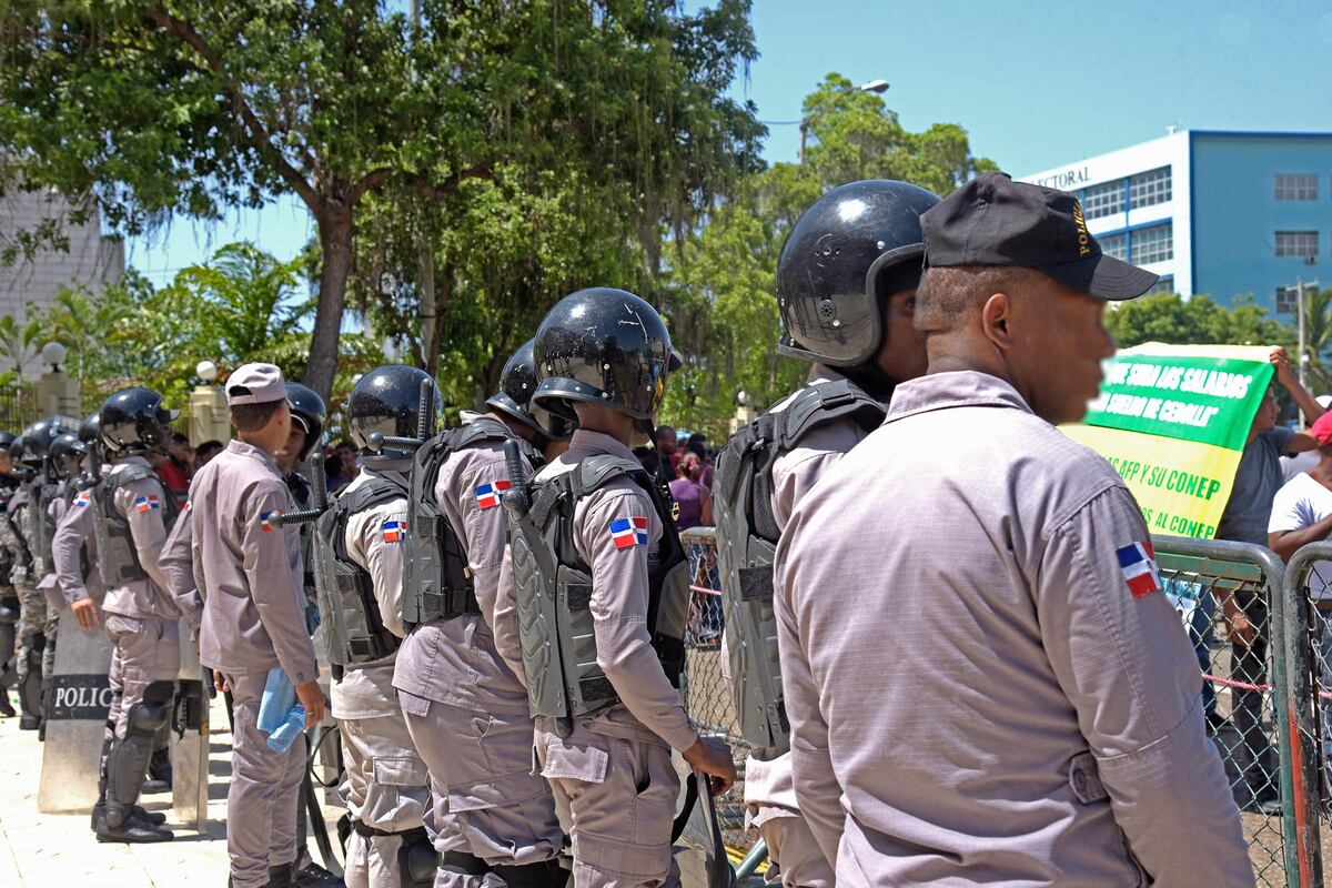 Pasó en Dominicana. Policías dan latigazos a un supuesto ladrón. Video sensible