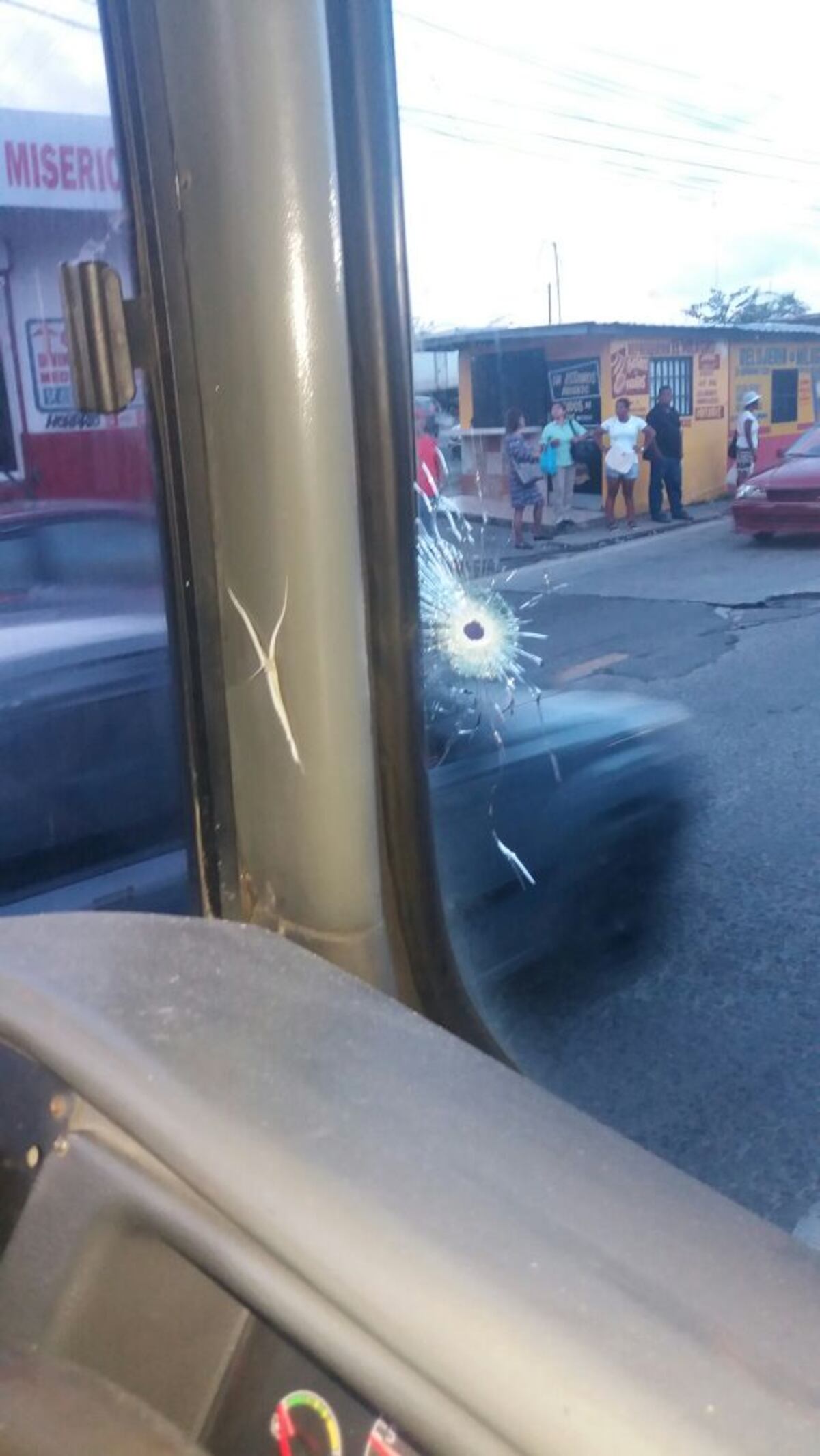 MALDITA DELINCUENCIA. Conductora de Metrobús herida por balacera