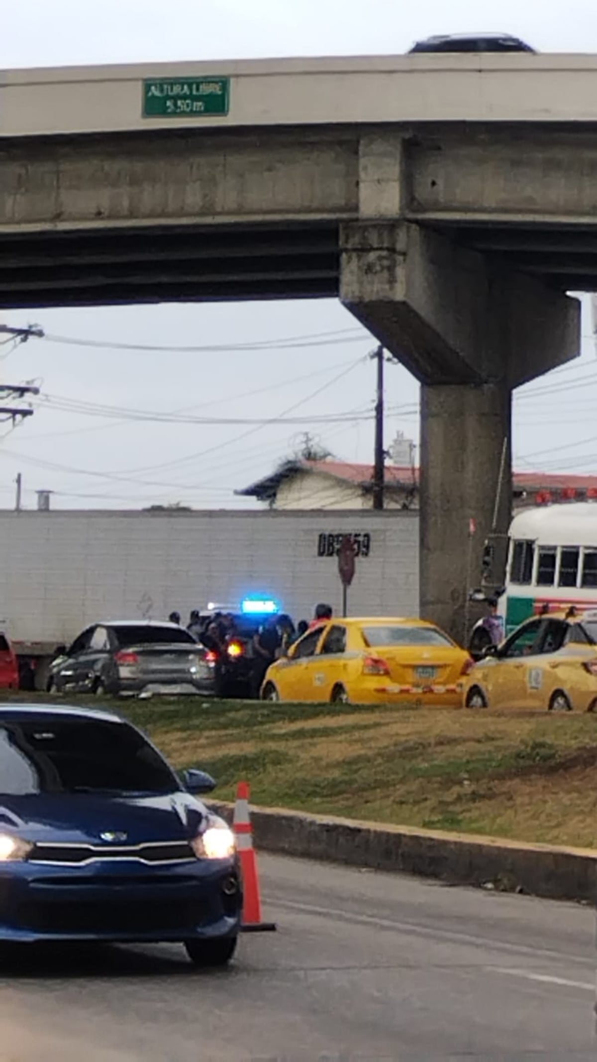 VIDEO | Acribillan a hombre con ocho impactos de bala dentro de su auto en la 24 de Diciembre