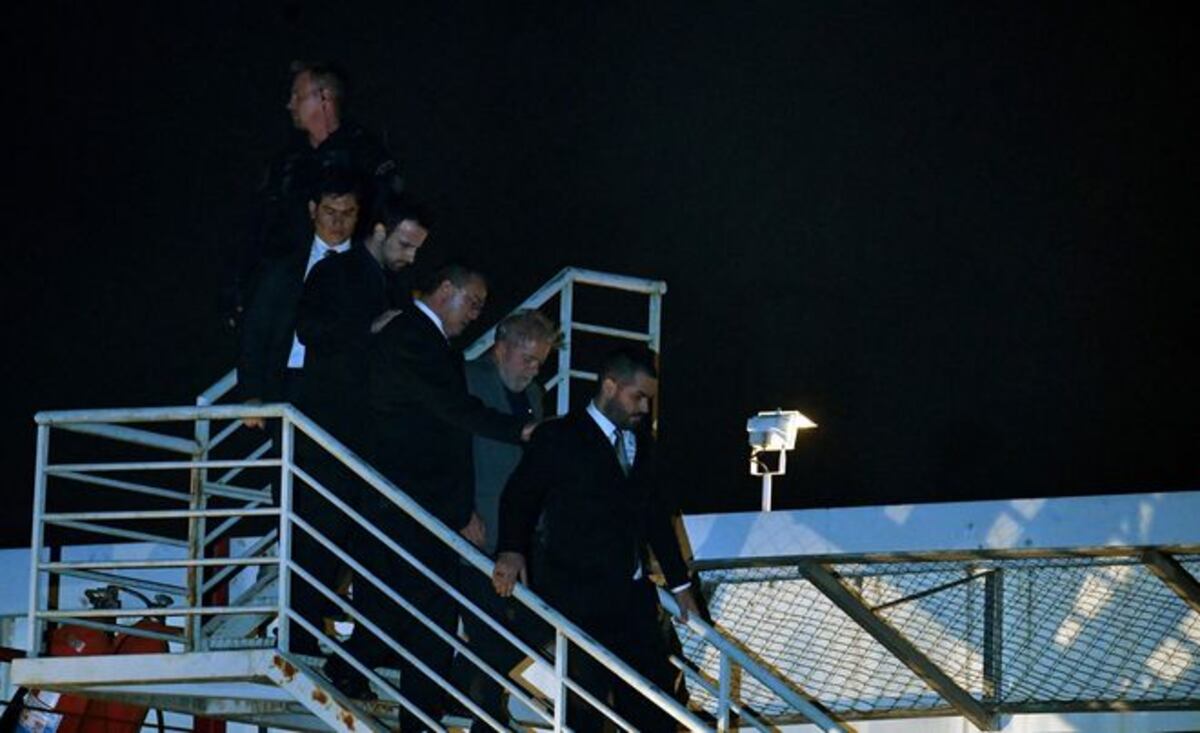 El expresidente brasileño Lula Da Silva se entregó y ya está tras las rejas